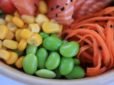 Poke bowl : composer un bol équilibré pas à pas